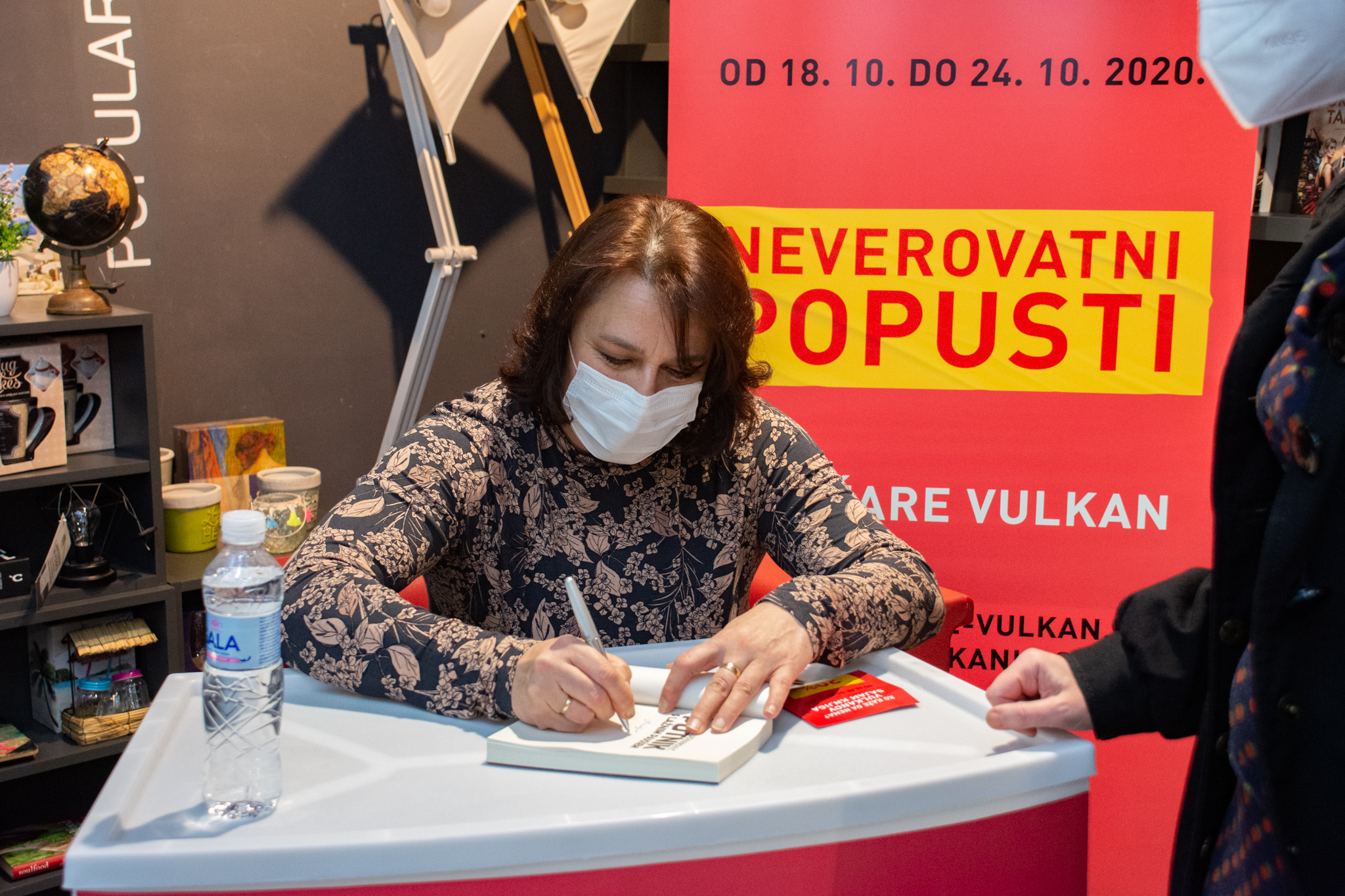 AUTORI POTPISUJU KNJIGE NA VULKANOVOM SAJMU KNJIGA