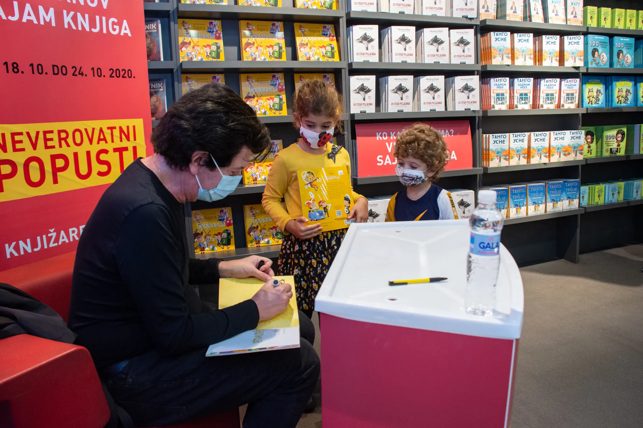 АУТОРИ ПОТПИСУЈУ КЊИГЕ НА ВУЛКАНОВОМ САЈМУ КЊИГА