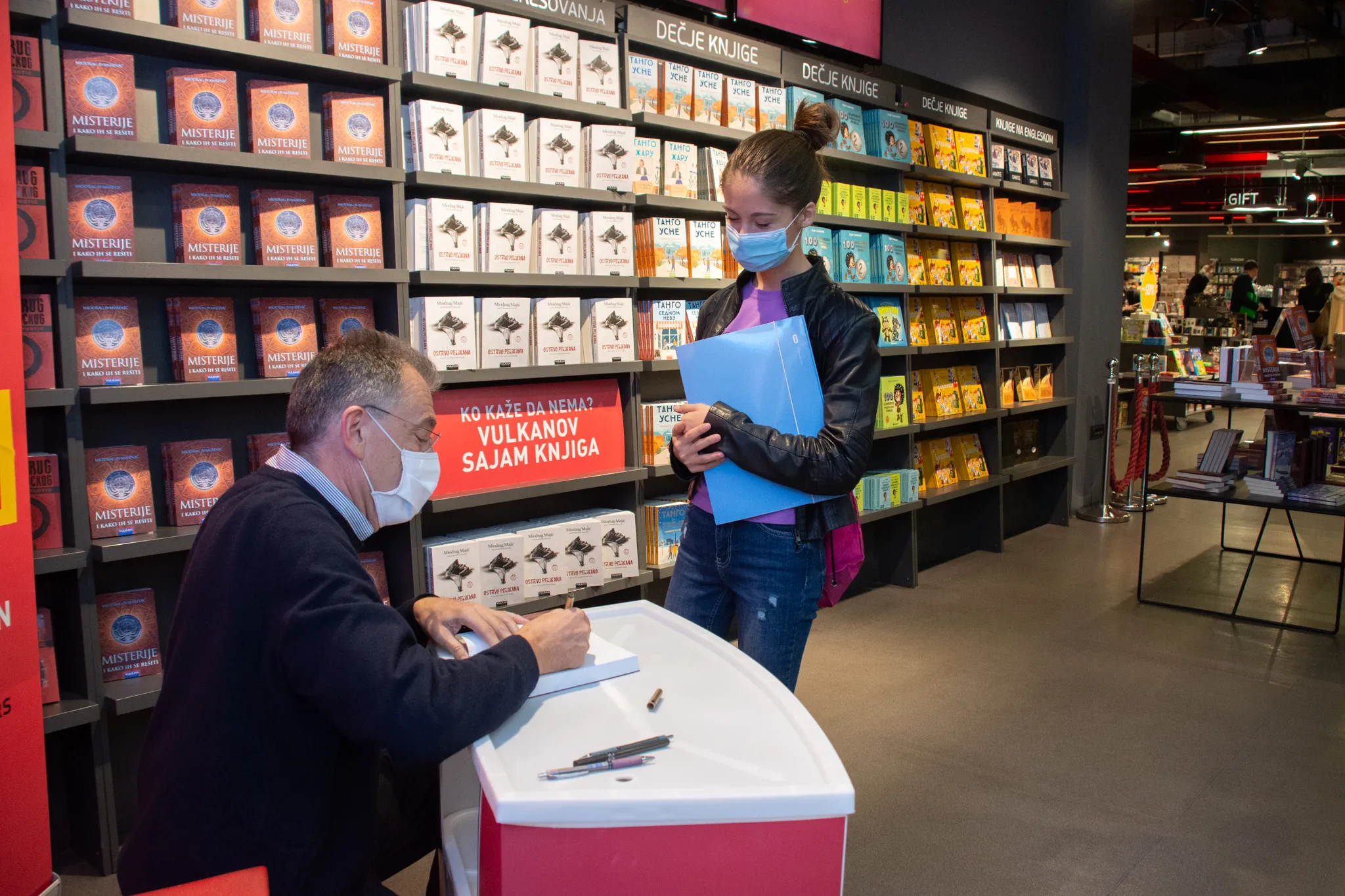 AUTORI POTPISUJU KNJIGE NA VULKANOVOM SAJMU KNJIGA