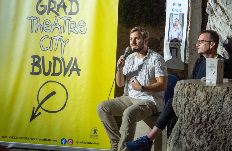 Roman „Kanon potištenog uma“ Filipa Grbića na Trgu pjesnika –  susret sa čitaocima posle šest godina