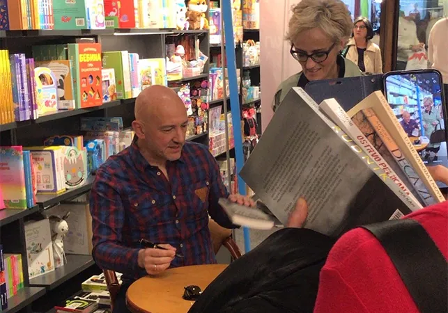 Veliki broj Šapčana čekao u redu da dobije potpis Miodraga Majića 