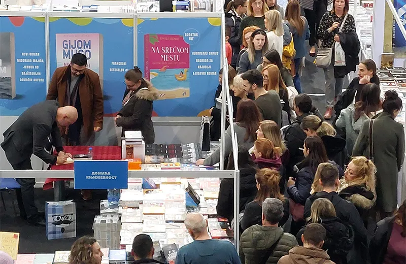 Nišlije srdačno dočekale Miodraga Majića na Sajmu knjiga