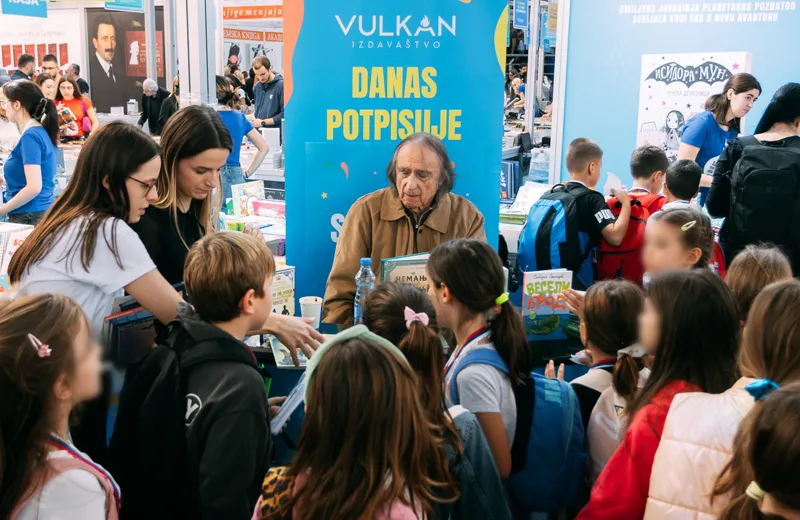 Poseban Školski dan na Vulkančićevom štandu –  deca u trci za potpise Mirjane Milenić i Slobodana Stanišića