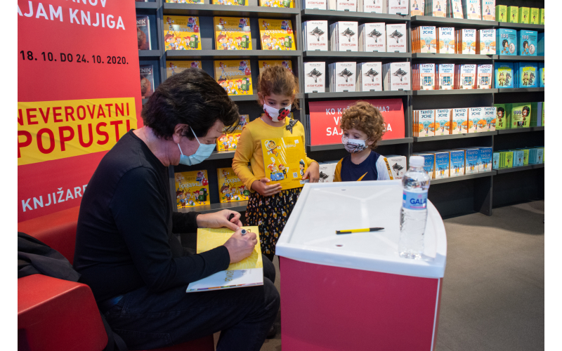 АУТОРИ ПОТПИСУЈУ КЊИГЕ НА ВУЛКАНОВОМ САЈМУ КЊИГА