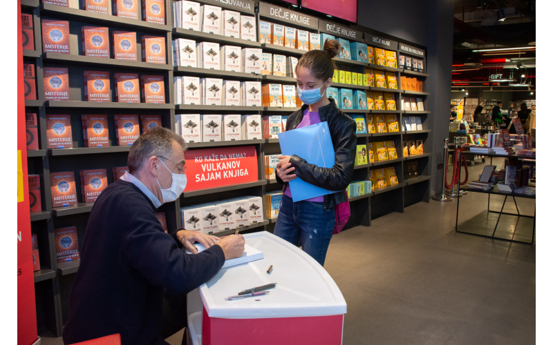 AUTORI POTPISUJU KNJIGE NA VULKANOVOM SAJMU KNJIGA