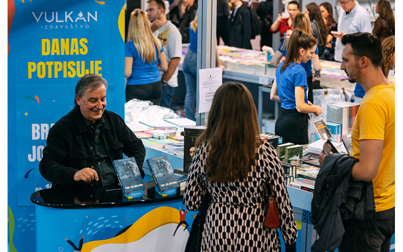 Na Vulkanovom štandu knjige potpisivao Branimir Jovanović