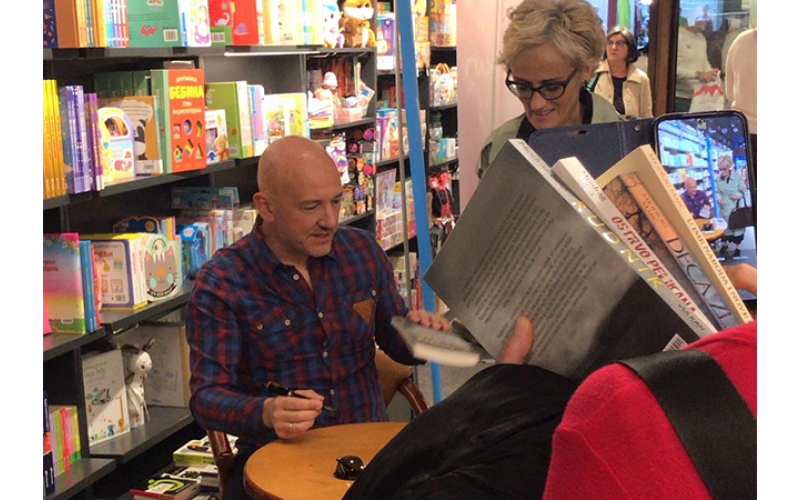 Veliki broj Šapčana čekao u redu da dobije potpis Miodraga Majića 