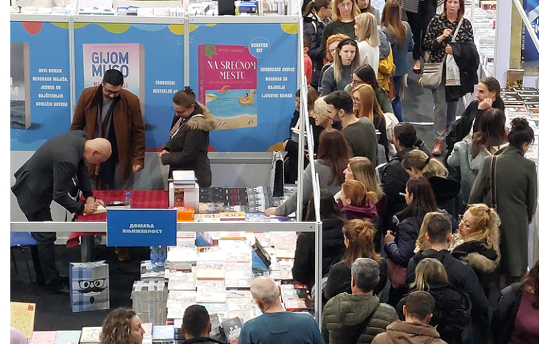 Nišlije srdačno dočekale Miodraga Majića na Sajmu knjiga