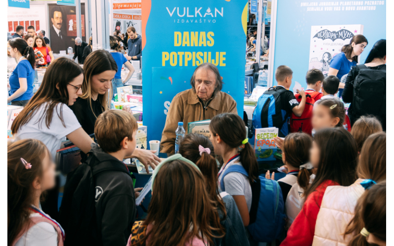 Poseban Školski dan na Vulkančićevom štandu –  deca u trci za potpise Mirjane Milenić i Slobodana Stanišića