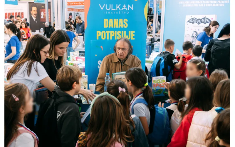 Poseban Školski dan na Vulkančićevom štandu –  deca u trci za potpise Mirjane Milenić i Slobodana Stanišića